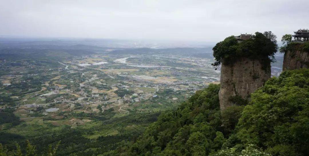 四川江油市窦圌山三柱擎天,神奇老人在悬崖铁索上惊险游走!