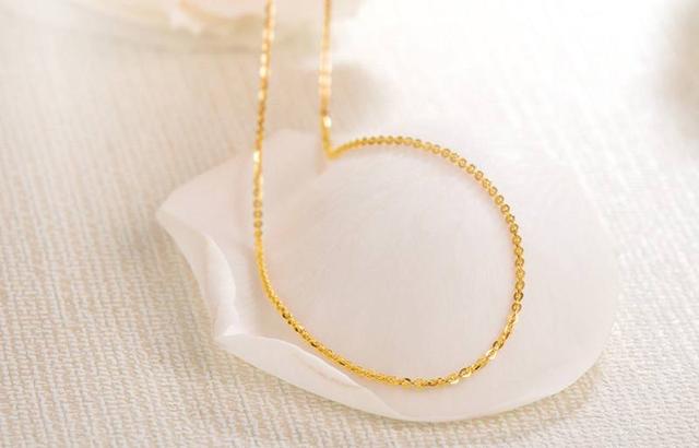 我把老公送我的金项链带去上班,同事和我说了