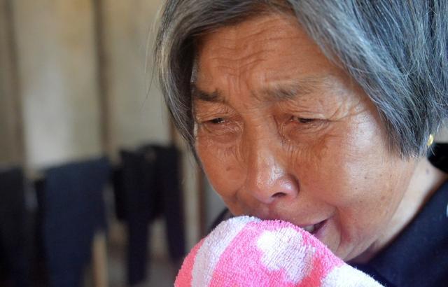 生母离婚时不要孩子,不出抚养费,多年后儿子却