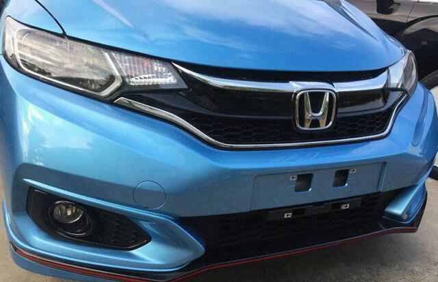 国内首台全新2018款飞度到店了, 新增运动版, 配黑色轮毂帅得掉渣