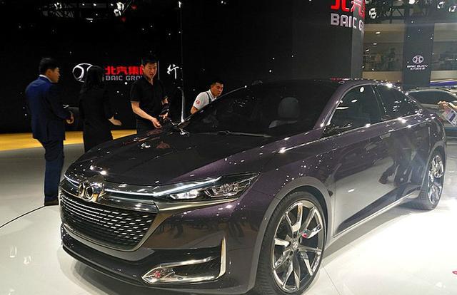 国产最帅气轿跑，与奔驰同平台，只卖13万，干翻合资车！