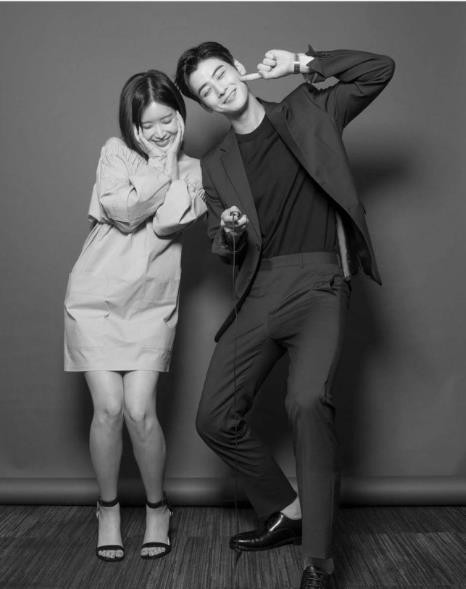 车银优和林秀香另类情侣写真曝光,甜蜜互动表