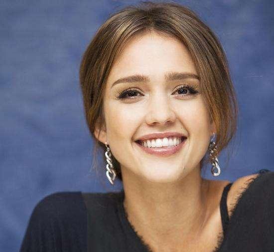 詹姆斯称她世界上最美的女人,比黑寡妇美丽10倍,37岁像22岁