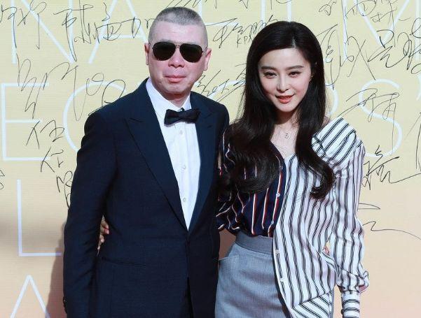 冯小刚那么不差钱，脸上的病却始终没有治，徐帆说出真相太心酸！
