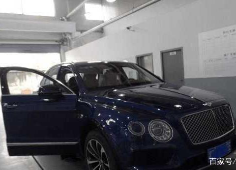 宾利添越前挡玻璃碎了，车主看完维修费用清单：我要投诉你们