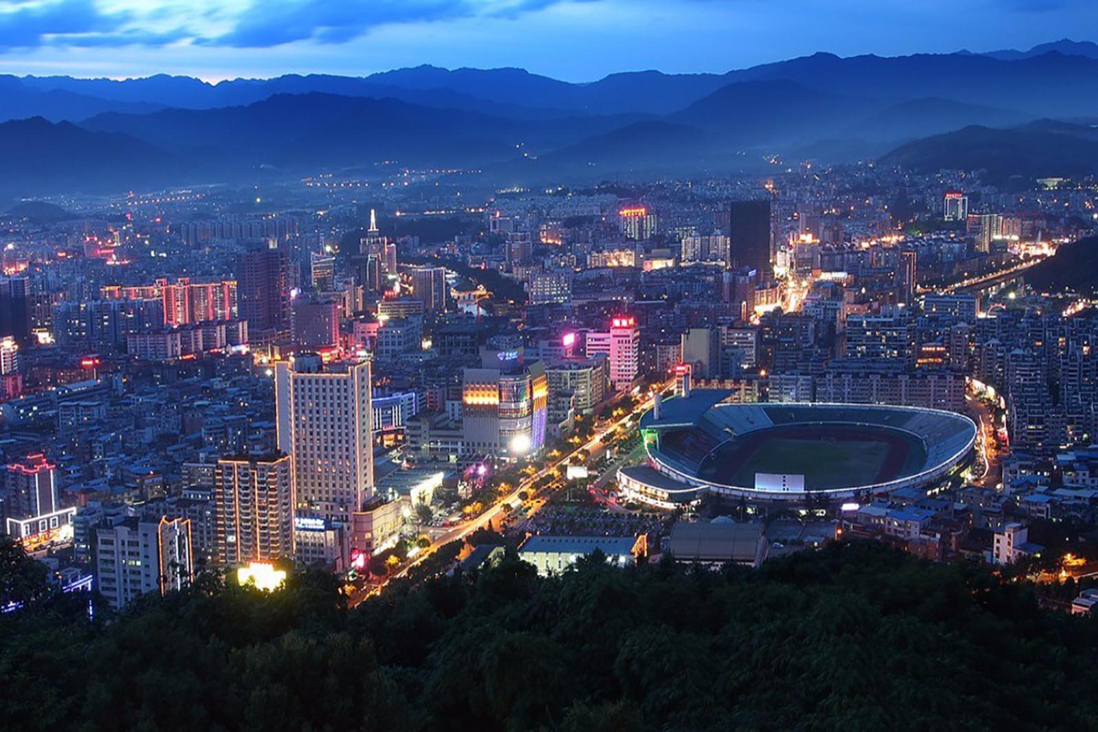 龙岩火车站旁边有服务的吗