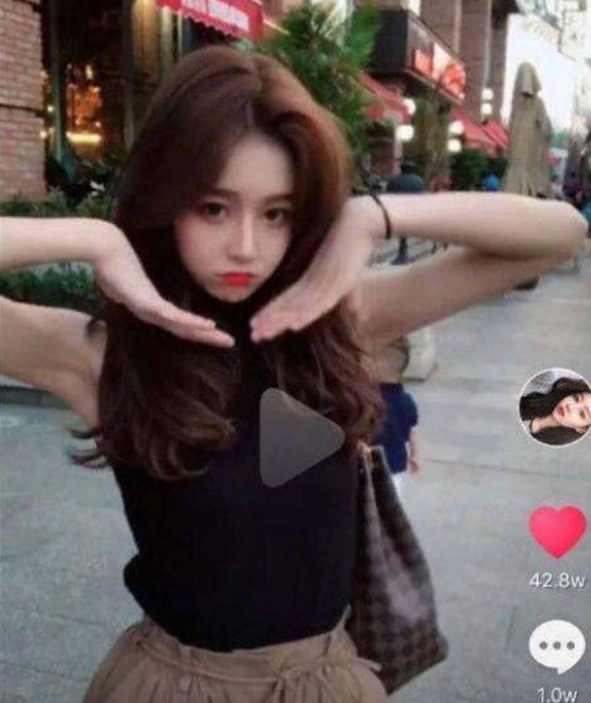 抖音女神温婉直播暴露真实长相 网友质疑这真的只有17岁?