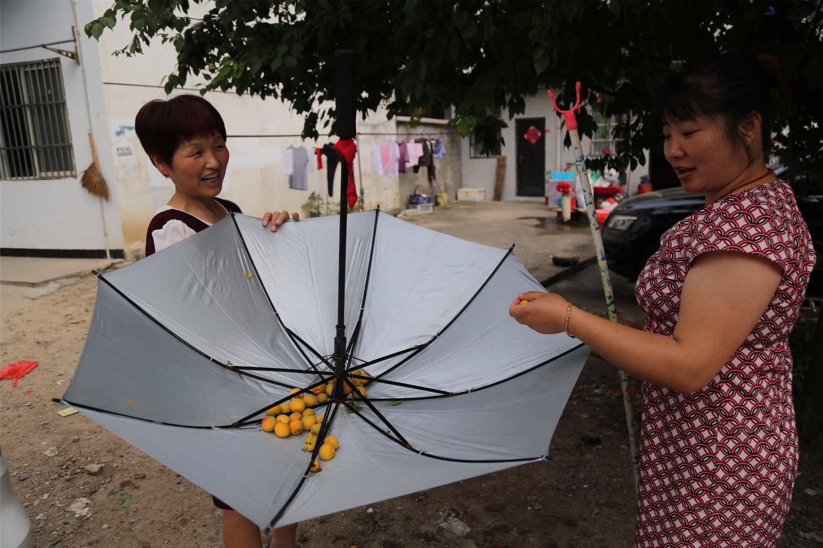 高三毕业生拥抱分别互送祝福 陪读家长一旁看