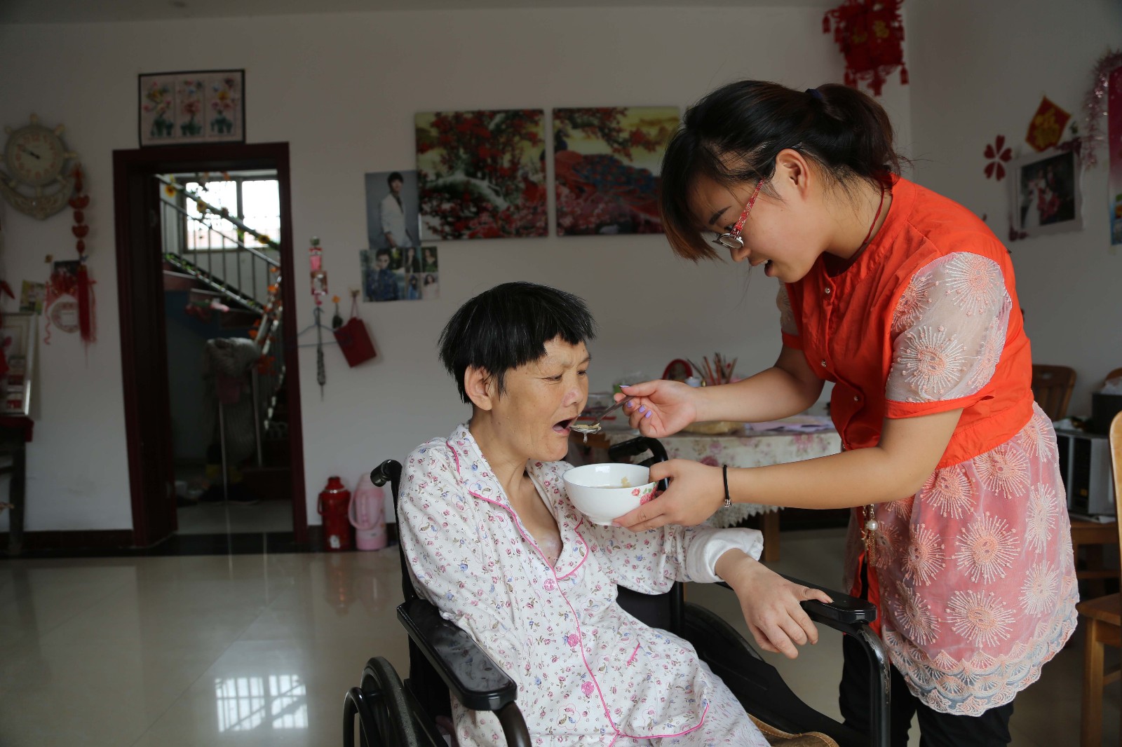 感动:她4岁开始照顾瘫痪妈妈,16年后坚持带母出嫁