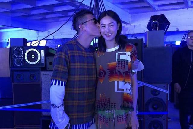 好甜!陈冠希晒亲吻秦舒培的照片秀恩爱,称对方