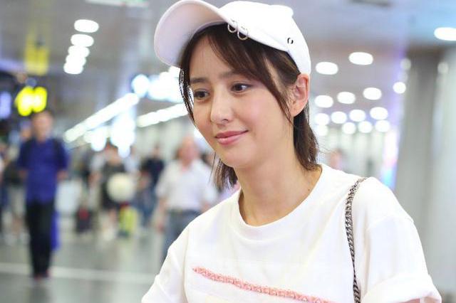 佟丽娅素颜机场秀未修图曝光,网友:双下巴好明显啊