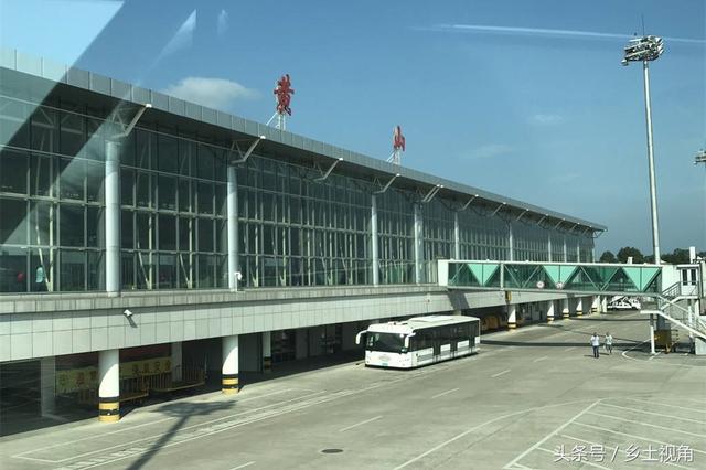 黄山屯溪国际机场拥有一条长2600米的跑道,宽度达到45米,可停放5架