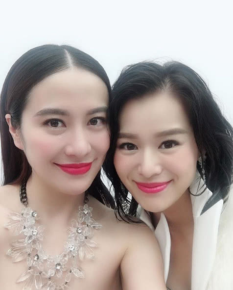 叶璇与胡杏儿合照吓人，网友：脸全僵了