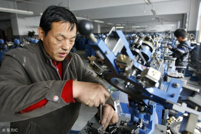 工厂老师傅带出徒弟,却被辞退!老师傅:我走哪不