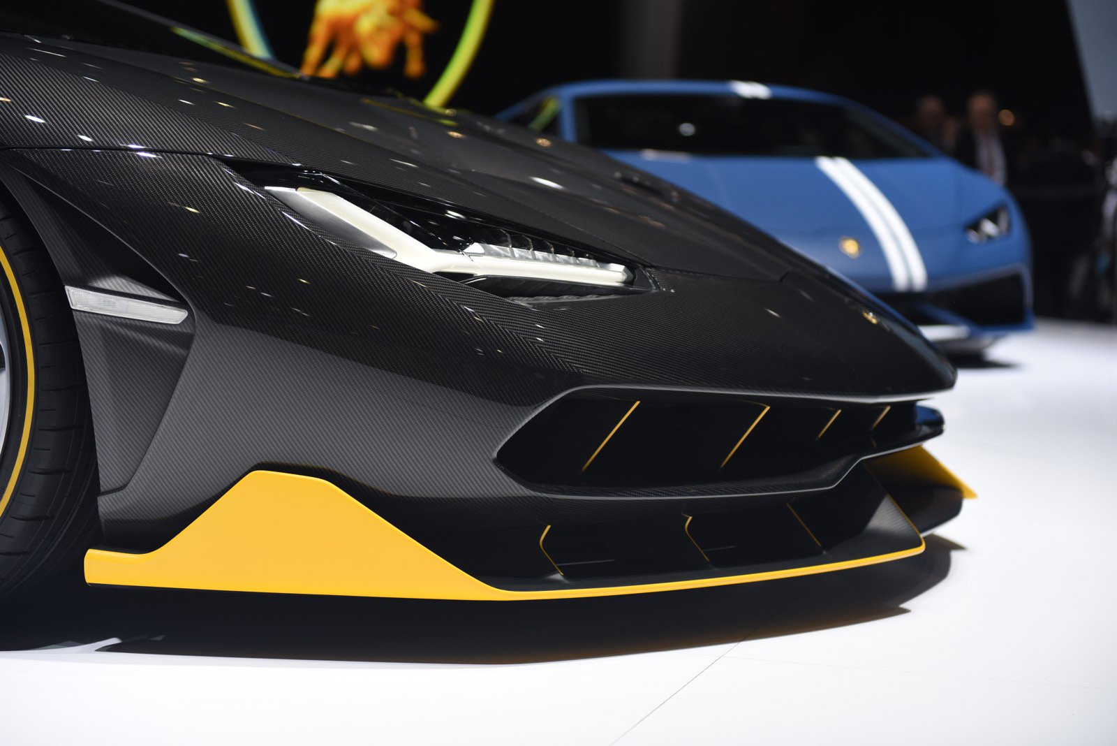 兰博基尼Centenario，搭载V12引擎，最大功率为770hp