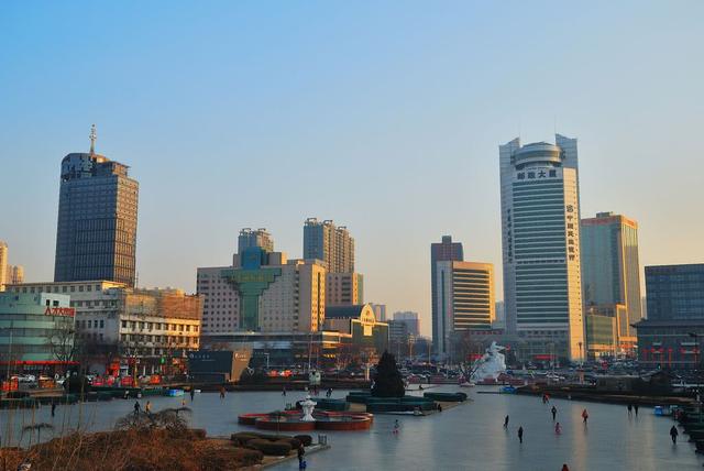 中国最尴尬的省会,虽是二线城市,GDP还没合