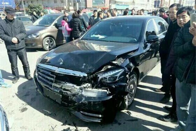 刚加价几十万提的迈巴赫顶配就撞上了丰田霸道，亏大了