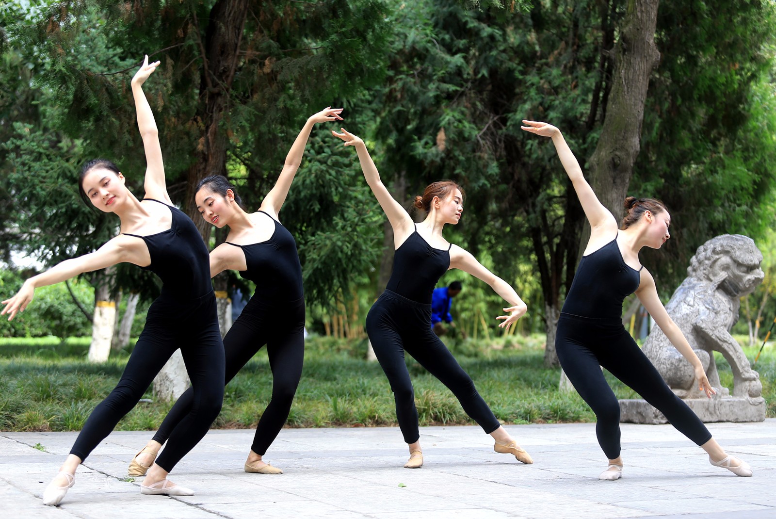 舞蹈专业大学生博物院里录视频 游客看呆大呼