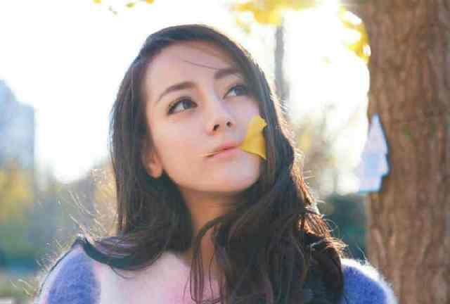 迪丽热巴晒出亲妹妹"迪丽冷巴"照片,肤白貌美,与热巴