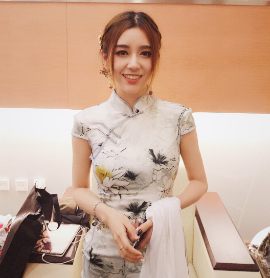 LPL四朵金花旗袍装对比,余霜笑容甜美,Rita气