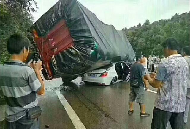 吉利帝豪遭数十吨大货车压顶, 车轮全爆人没事, 可以吹一辈子了