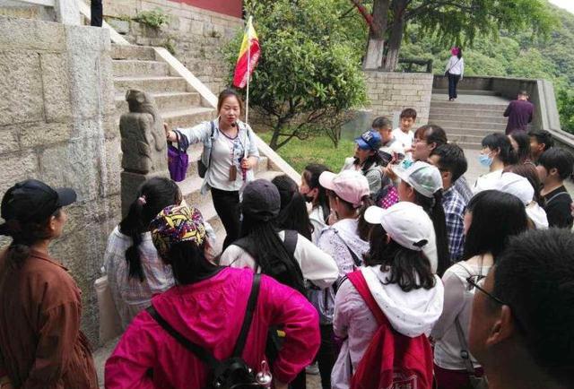 跟团旅游时,为什么导游不和游客一起用餐,导游的回答让人无奈