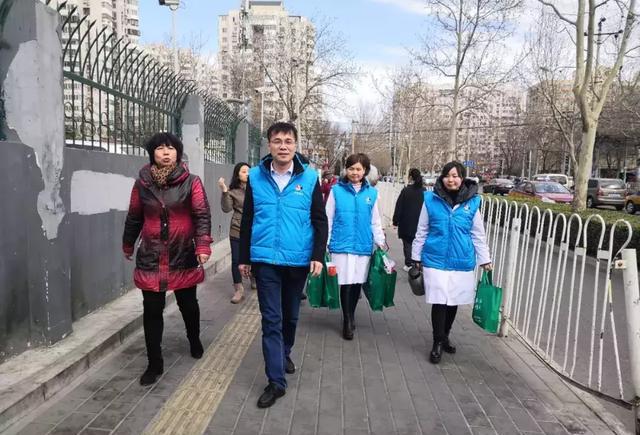 东方博大红纽带服务队慰问华西社区志愿者