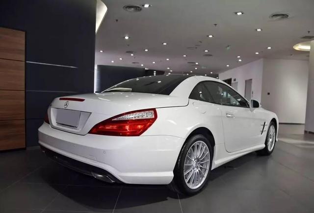 43岁女神林志玲和老爸一起跳舞险些走光,百万