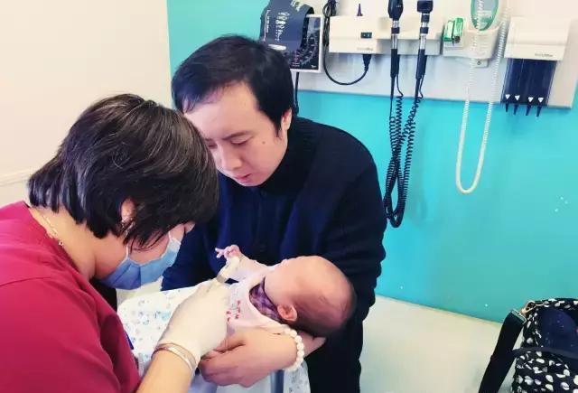 婴儿不发烧,没咳嗽,只是嘴里吐泡泡就肺炎了?