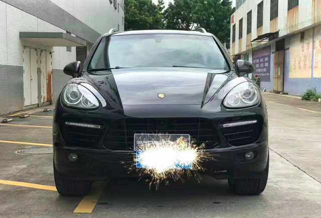 为了儿子能成才, 父亲提35万保时捷卡宴接送儿子补习班上下学