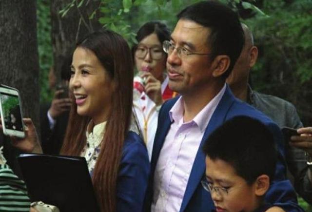 朱迅近照 素颜白皙 曾多次得病但很坚强 老公有才 儿子帅气