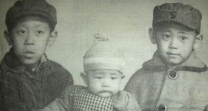 珍贵老照片:姜文姜武神似双胞胎,看到巩俐那张