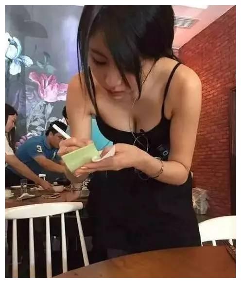 幽默笑话:老板要求服务员点餐时要弯腰,显得很亲切