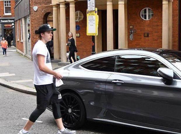 虽然是万人迷的儿子, 但他这个富二代可算是相当低调