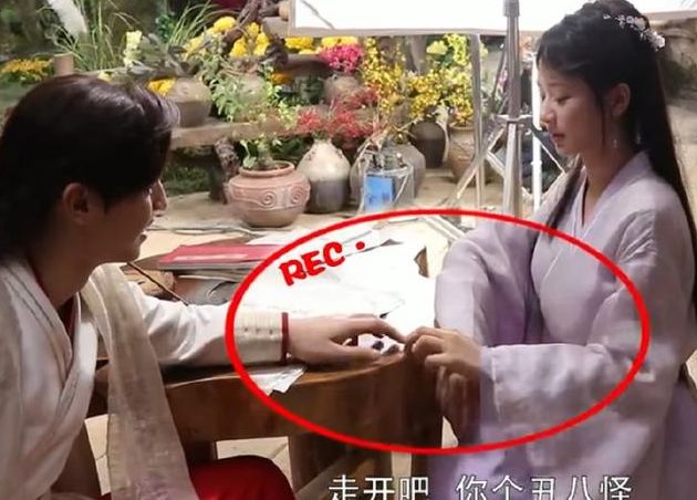 香蜜花絮:邓伦小胖手遭杨紫嫌弃,邓伦一脸开心