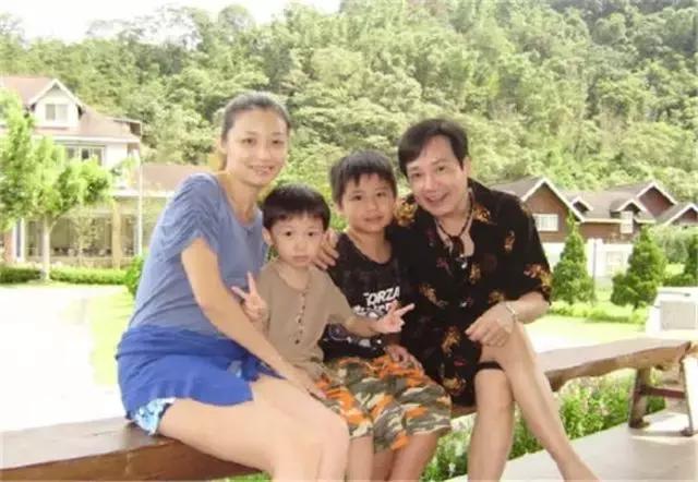 他们曾偷渡到香港,如今个个都是大咖,第三位还