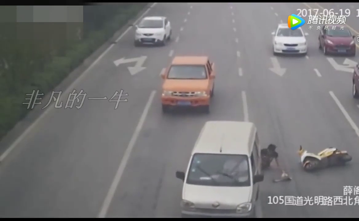 大姐骑电动车连跨3车道，明明看到面包车过来，还是选择冲过去