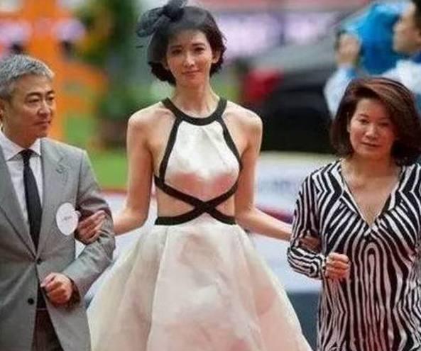 林志玲真空肚兜裙出席活动, 好像看到了什么, 这样穿真的没问题吗