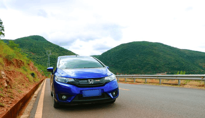 开这车被老友看不起 载他一圈脸都被打肿了