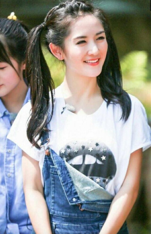 谢娜双马尾造型很是俏皮可爱啊,已经36岁的谢娜穿着背带装,扎着双马尾