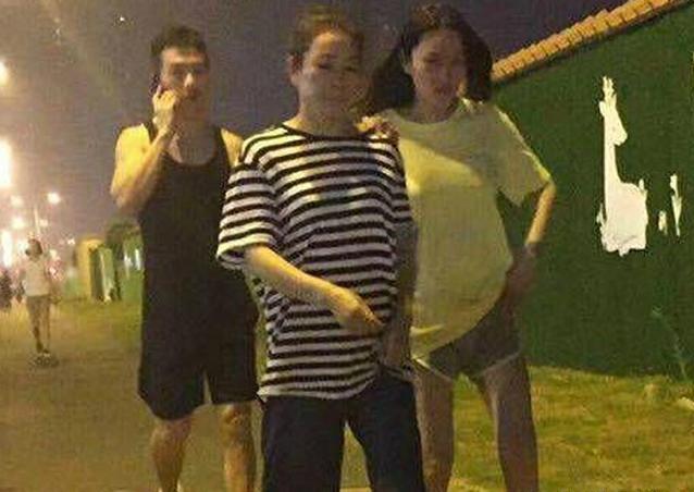 张馨予何捷陪妈妈散步,没了p图和滤镜,网友惊呼:这是大妈吧!