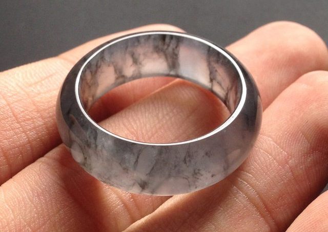 赌神周润发为啥能在赌坛上战无不胜?摸玉戒动