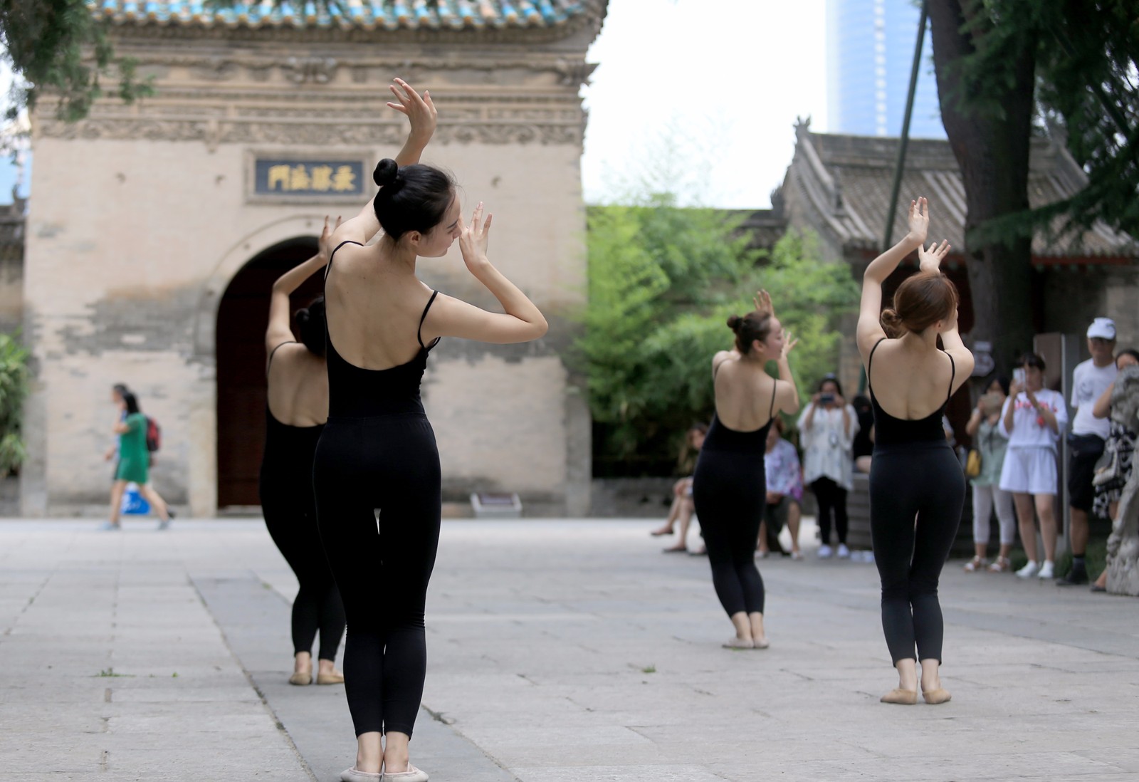 舞蹈专业大学生博物院里录视频 游客看呆大呼