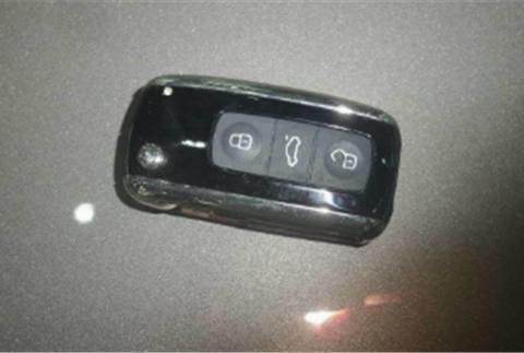 60万大众辉腾出事故，维修后成拼装车，厂家耍赖称：我也不清楚！