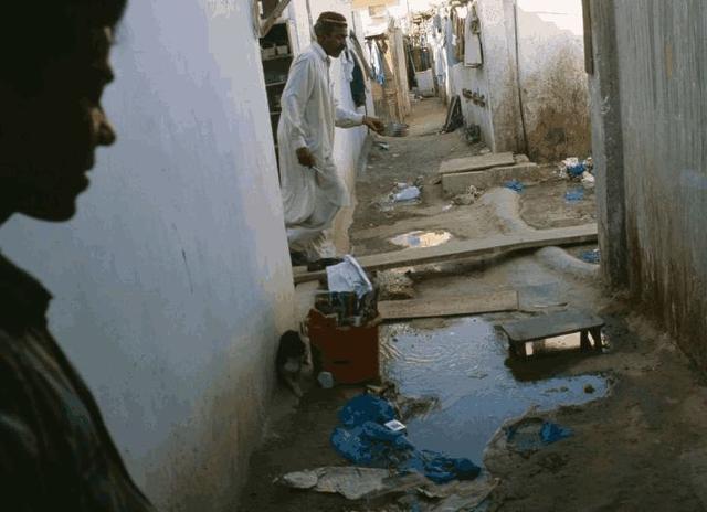 揭秘迪拜奢华背后,贫富差距极大,民工艰难生活