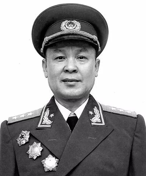 他原本被授予上将军衔,但因胡志明一句话,把上将让给了另一个人
