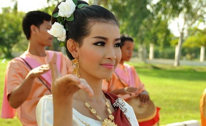 柬埔寨女人白天干活, 晚上做兼职男人们却心