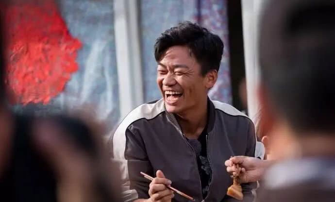 王宝强下乡抓猪,在农民家亲自下厨,网友:实在是