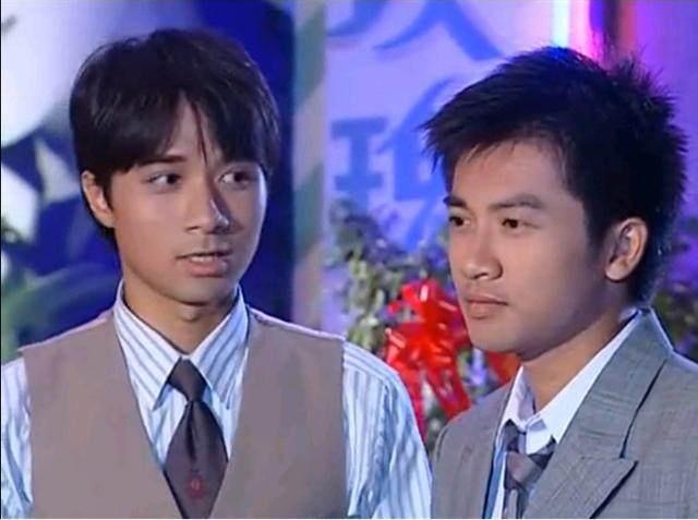 如萍书桓订婚，依萍献歌祝福，谁记得杜飞递给依萍一杯酒?有情况