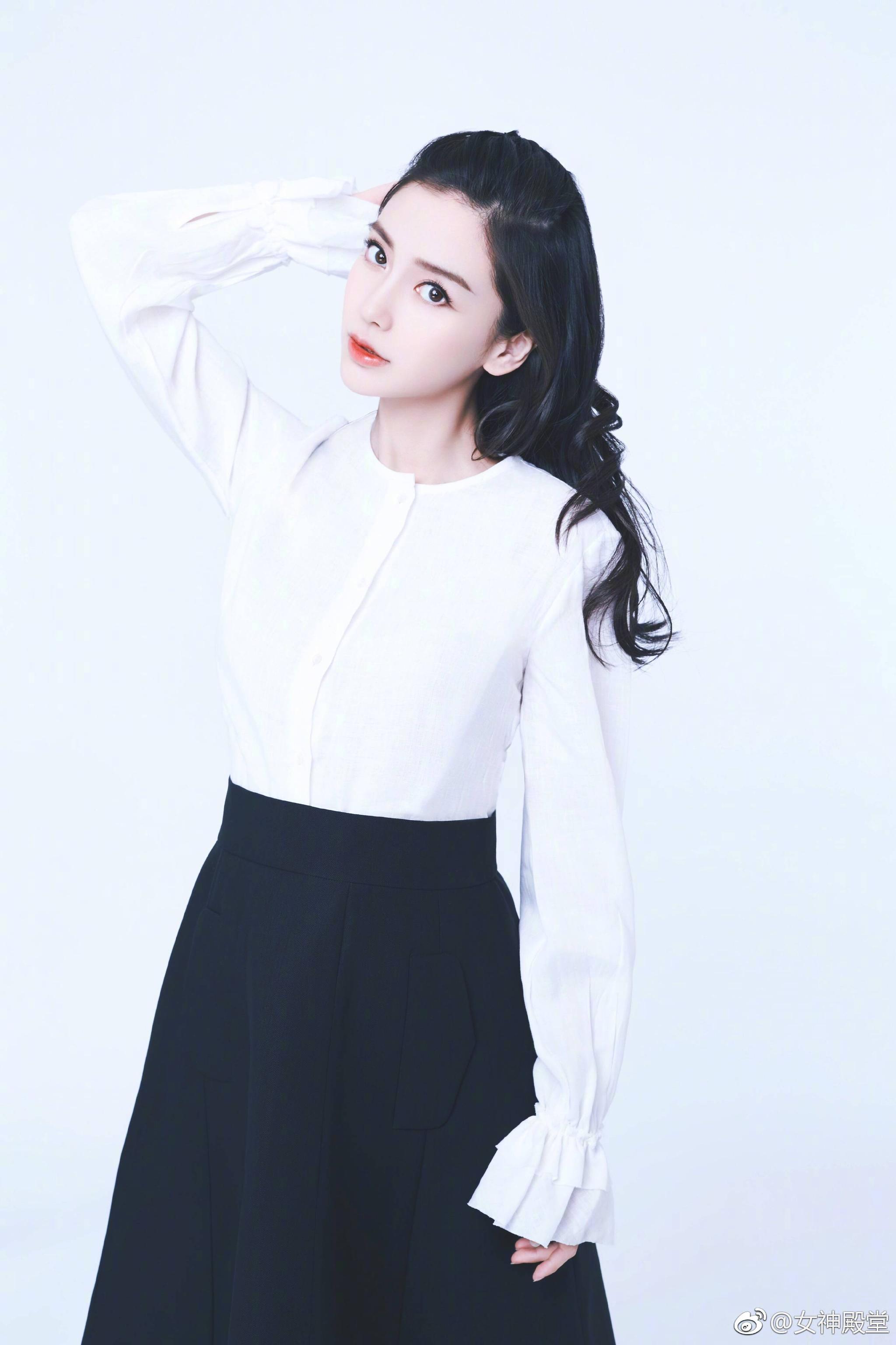 女明星衬衣杀，许多女明星都喜欢白衬衣穿搭，超显气质